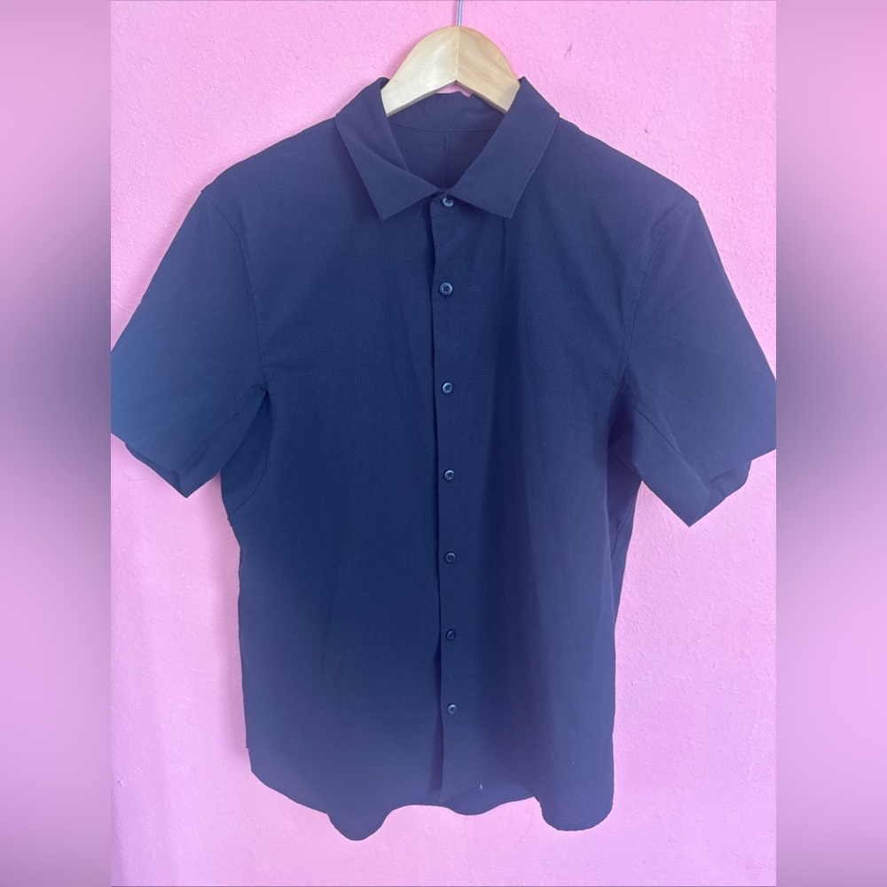 Lululemon Atheletica 
Men's Black Short Sleeve Shirt
Dry fit
Size S
Gently worn